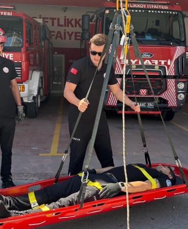 Çiftlikköy İtfaiyesi'nden Elektrikli Araç Yangınları ve İpli Kurtarma İçin Kapsamlı Eğitim