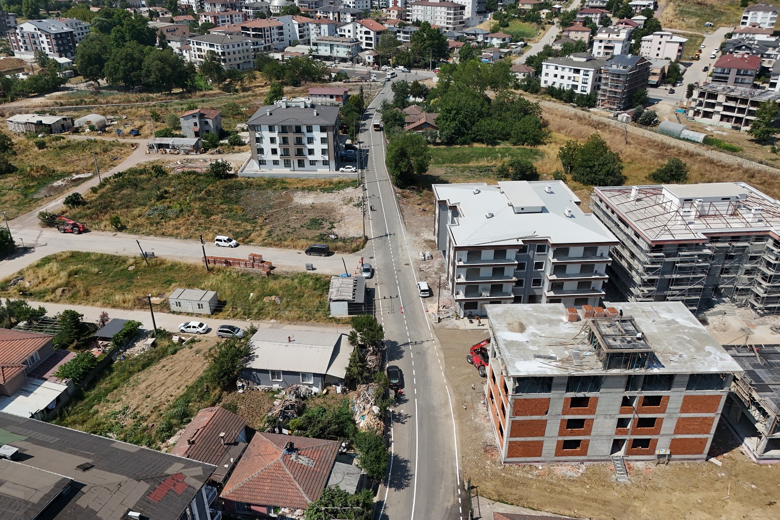 Çiftlikköy’de Yenilenen Caddelere Yol Çizgileri Çekiliyor 4 Çiftlikköy’de Yenilenen Caddelere Yol Çizgileri Çekiliyor