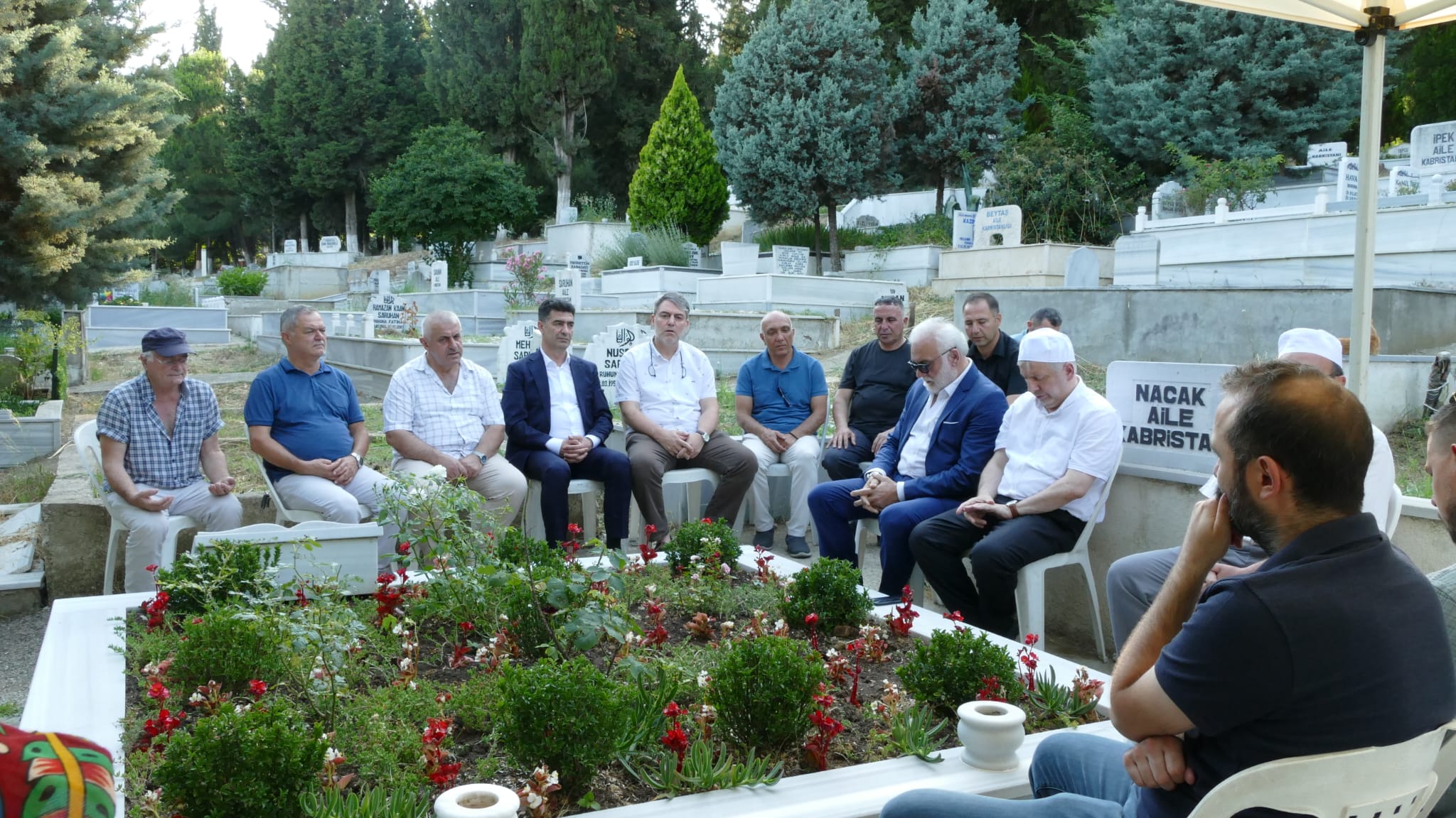Usta Kalem Rüstem Yılmaz Vefatının 4. Yılında Dualarla Anıldı: Yılmaz Ailesinden Örnek Vefa 4 Usta Kalem Rüstem Yılmaz Vefatının 4. Yılında Dualarla Anıldı: Yılmaz Ailesinden Örnek Vefa
