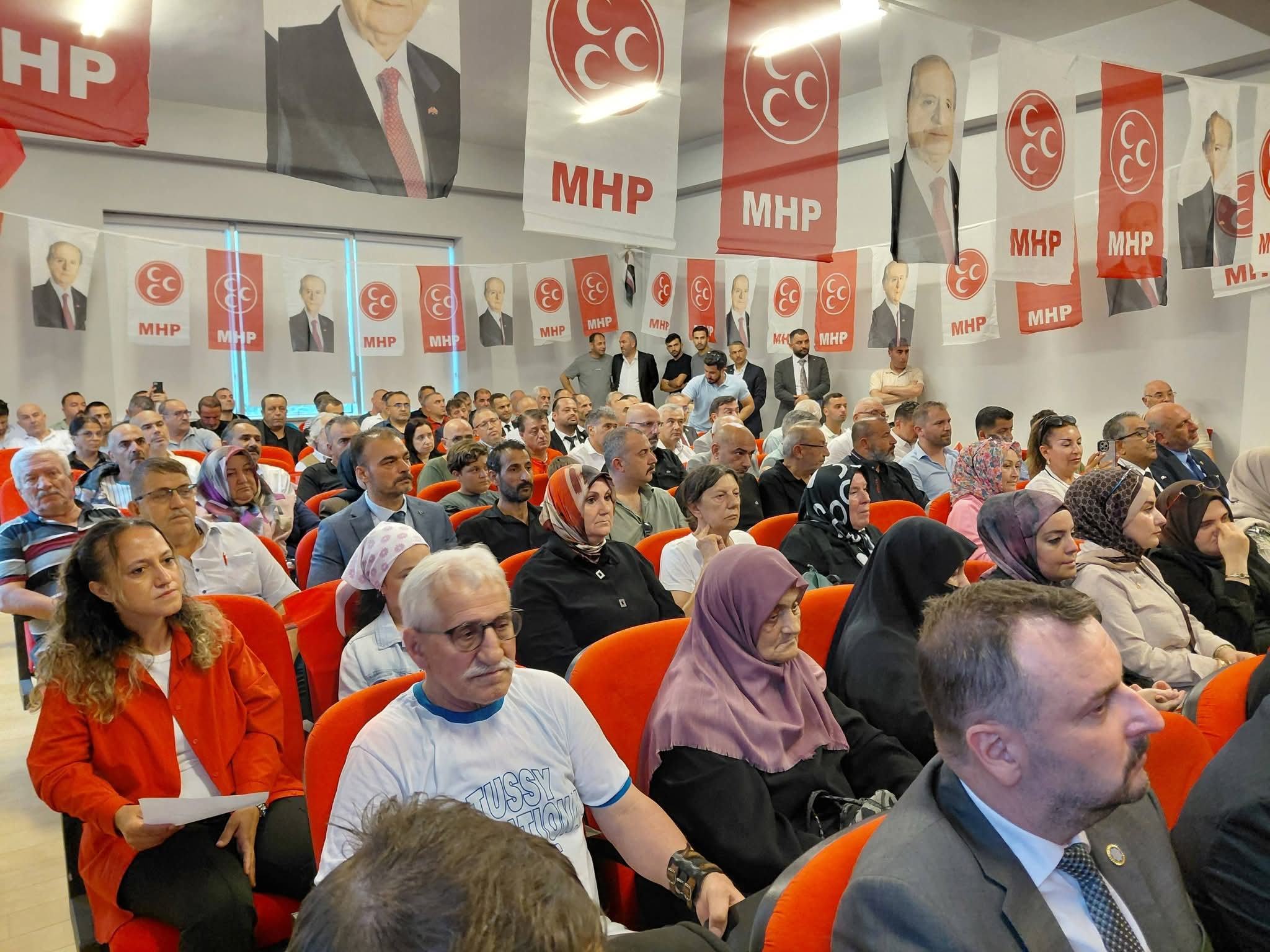 MHP Armutlu’da Güven Tazeledi: Yavuz Bayram Yeniden İlçe Başkanı Seçildi
