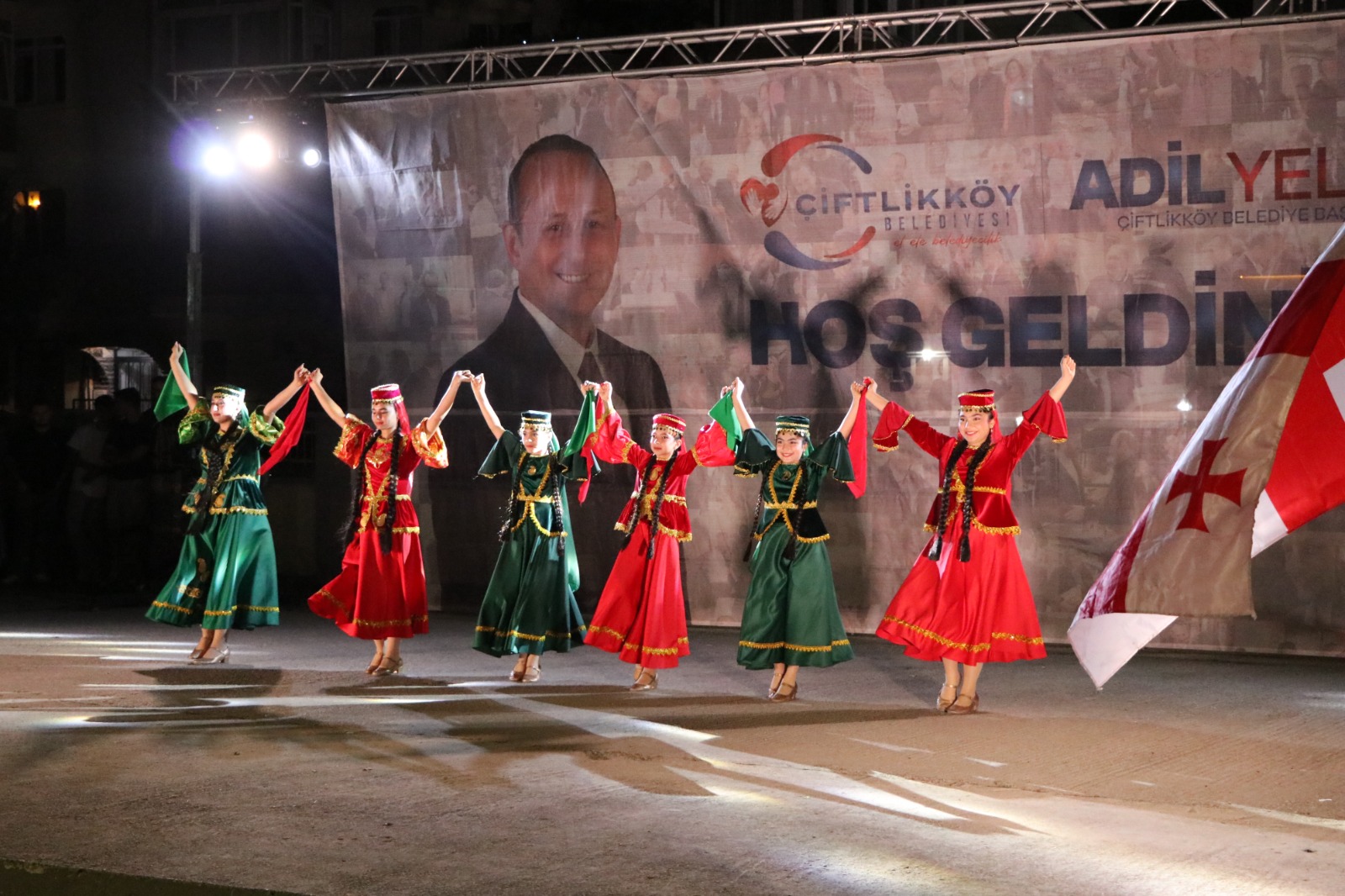 YAFEM Türk Dünyasını Çiftlikköy'de Buluşturdu: Renkli Halk Oyunları Gösterileri Büyük Beğeni Topladı 6 YAFEM Türk Dünyasını Çiftlikköy'de Buluşturdu: Renkli Halk Oyunları Gösterileri Büyük Beğeni Topladı