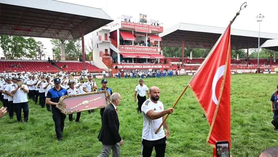 Altınova Belediyesi Kırkpınar’da Hem Pehlivanları Hem Otağıyla Öne Çıktı: Ata Sporuna Güçlü Destek