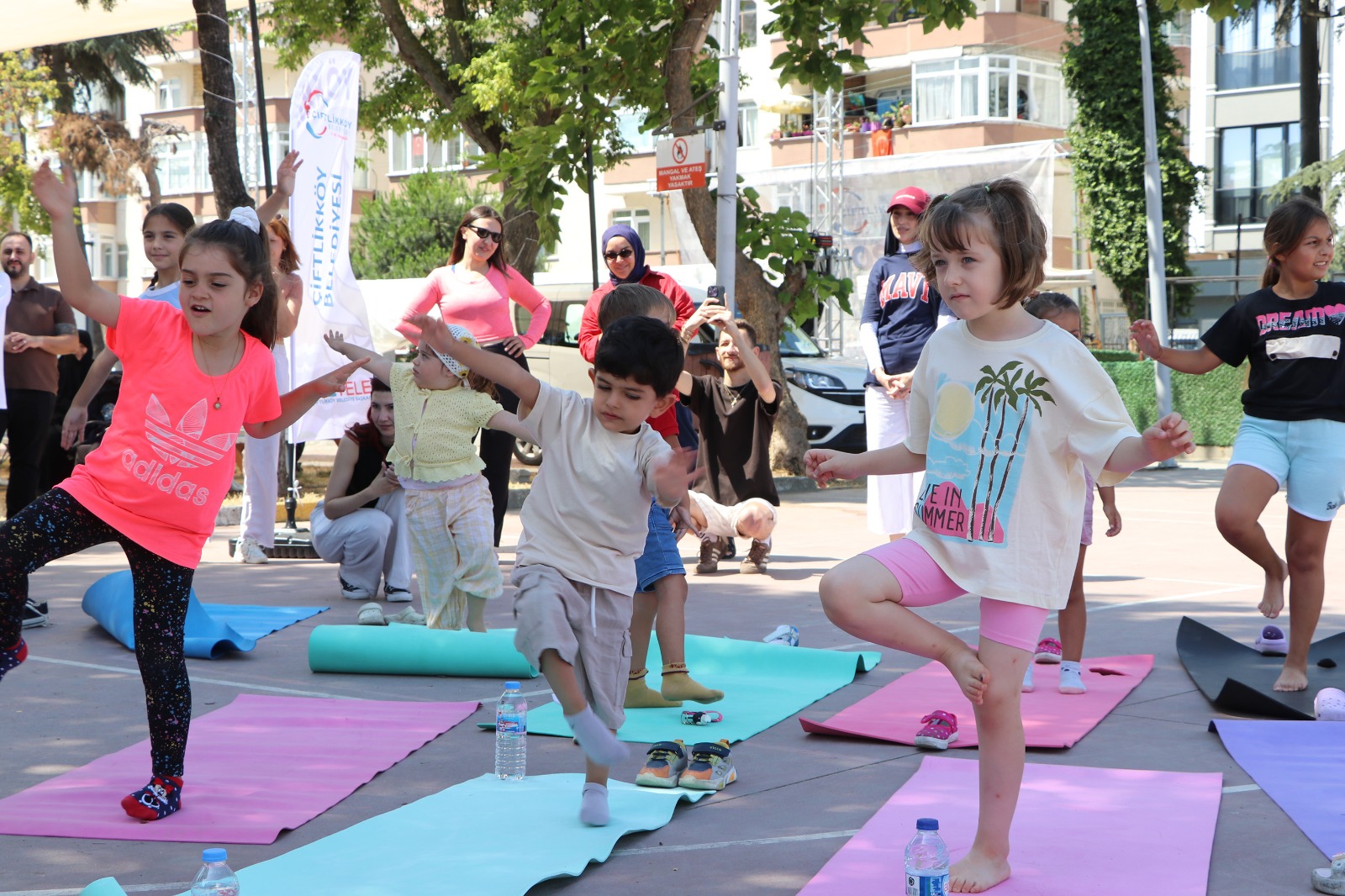 Çiftlikköy’de Minikler Yoga ile Buluştu 1 Çiftlikköy’de Minikler Yoga ile Buluştu