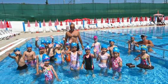 Minik Sporcular Çiçek Havuz'da Geleceğe Kulaç Atıyor 17 Minik Sporcular Çiçek Havuz'da Geleceğe Kulaç Atıyor