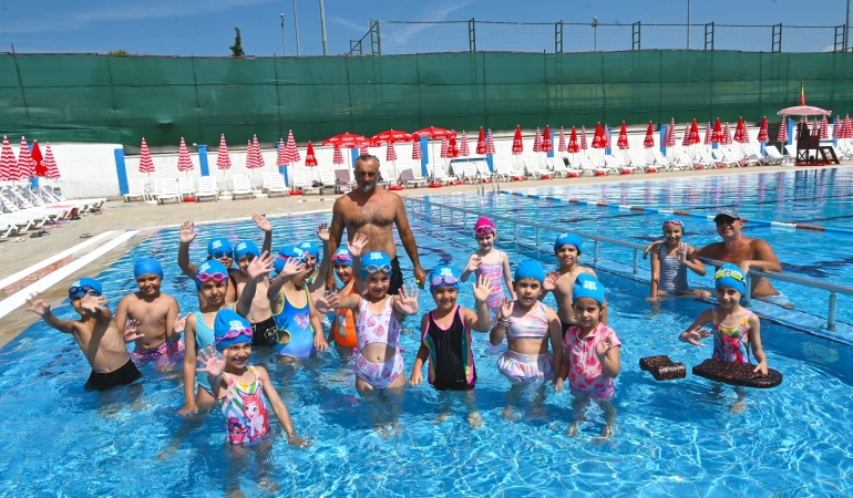 Minik Sporcular Çiçek Havuz'da Geleceğe Kulaç Atıyor 1 Minik Sporcular Çiçek Havuz'da Geleceğe Kulaç Atıyor