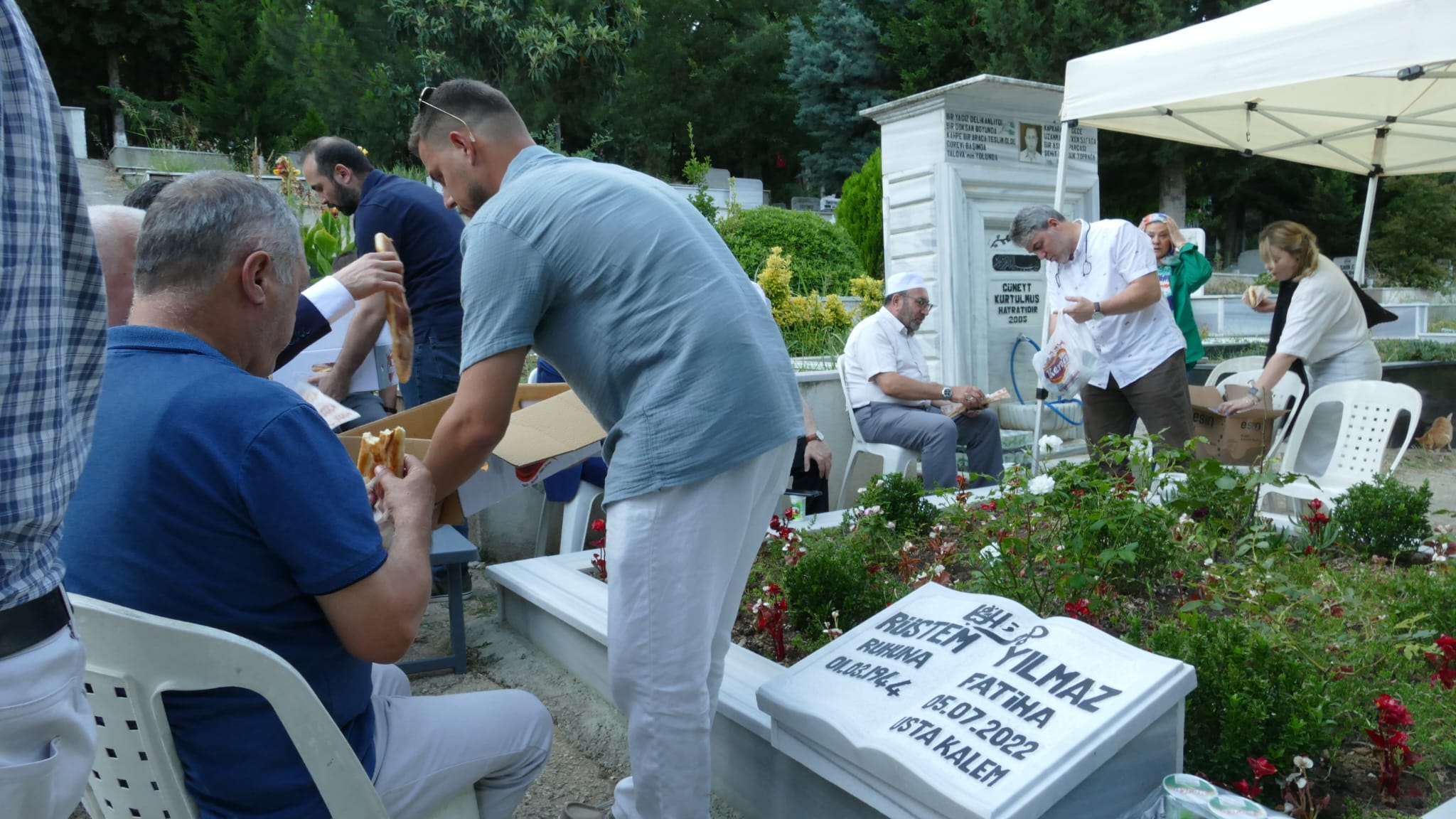 Usta Kalem Rüstem Yılmaz Vefatının 4. Yılında Dualarla Anıldı: Yılmaz Ailesinden Örnek Vefa 6 Usta Kalem Rüstem Yılmaz Vefatının 4. Yılında Dualarla Anıldı: Yılmaz Ailesinden Örnek Vefa