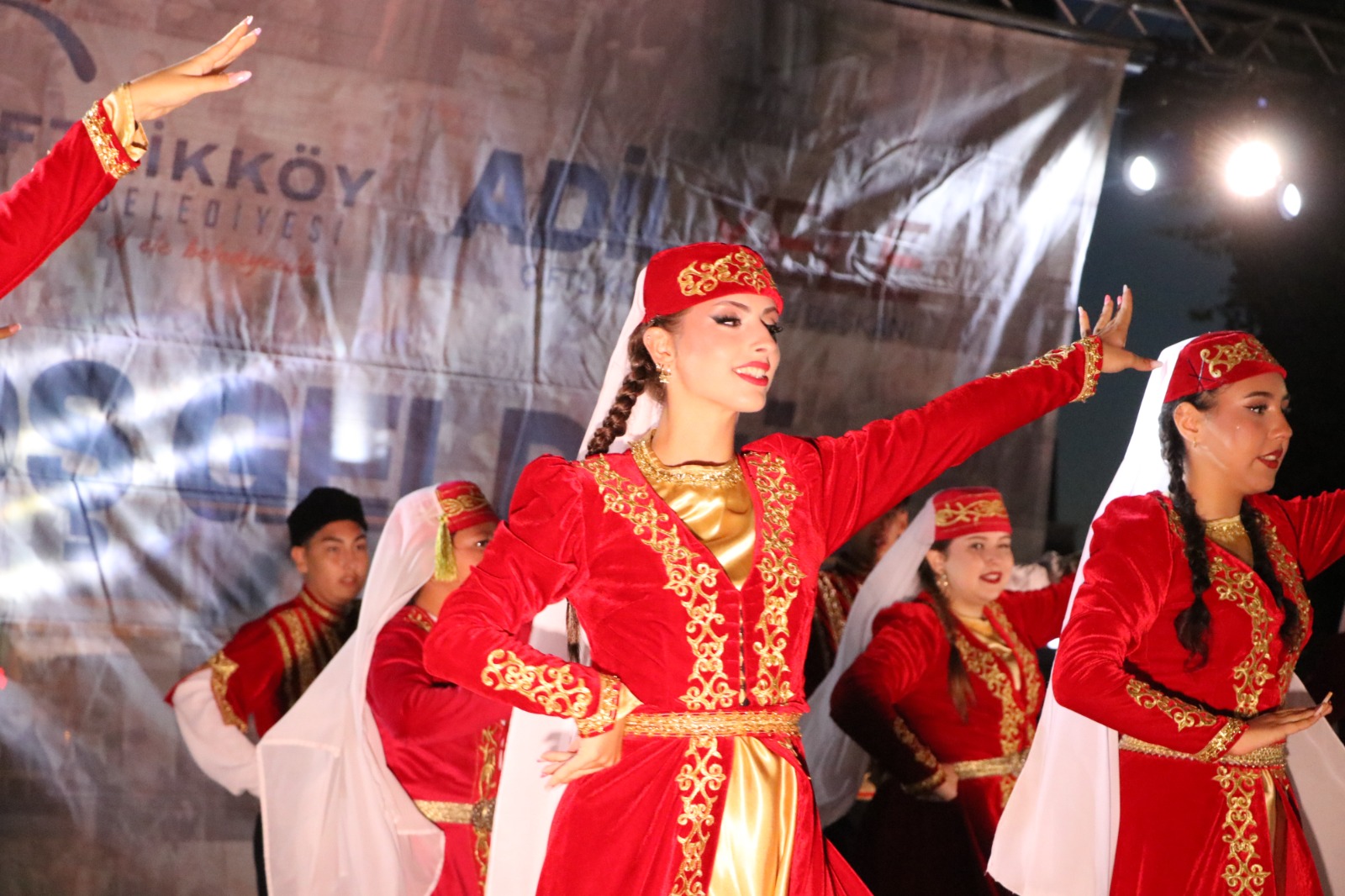 YAFEM Türk Dünyasını Çiftlikköy'de Buluşturdu: Renkli Halk Oyunları Gösterileri Büyük Beğeni Topladı 5 YAFEM Türk Dünyasını Çiftlikköy'de Buluşturdu: Renkli Halk Oyunları Gösterileri Büyük Beğeni Topladı