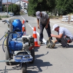 Çiftlikköy’de Yenilenen Caddelere Yol Çizgileri Çekiliyor 27 Çiftlikköy’de Yenilenen Caddelere Yol Çizgileri Çekiliyor
