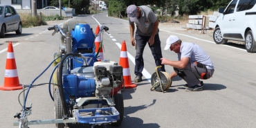 Çiftlikköy’de Yenilenen Caddelere Yol Çizgileri Çekiliyor
