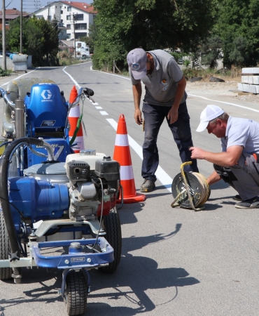 Çiftlikköy’de Yenilenen Caddelere Yol Çizgileri Çekiliyor 3 Çiftlikköy’de Yenilenen Caddelere Yol Çizgileri Çekiliyor