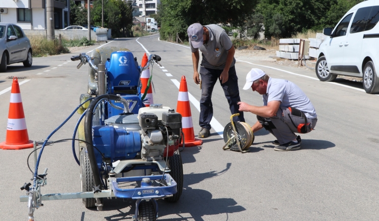 Çiftlikköy’de Yenilenen Caddelere Yol Çizgileri Çekiliyor 1 Çiftlikköy’de Yenilenen Caddelere Yol Çizgileri Çekiliyor