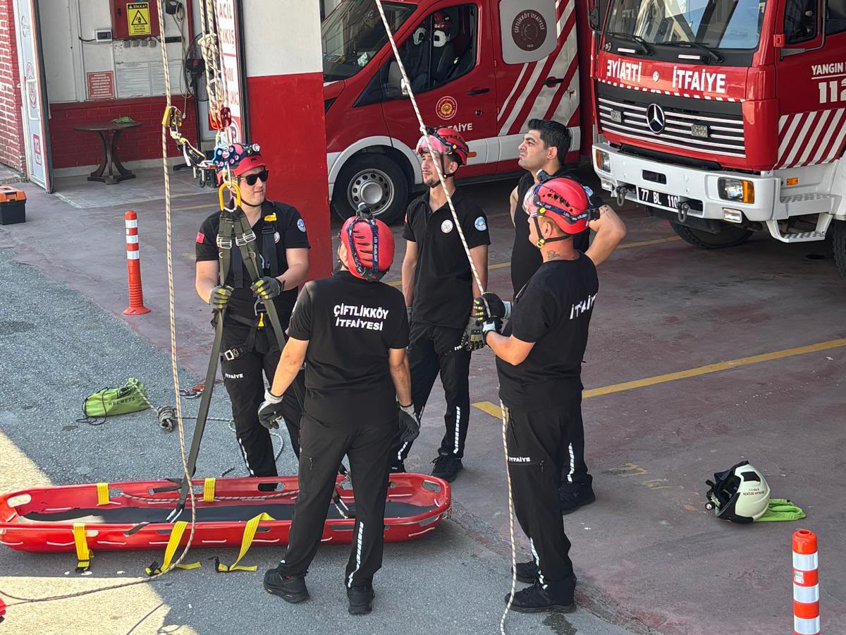 Çiftlikköy İtfaiyesi'nden Elektrikli Araç Yangınları ve İpli Kurtarma İçin Kapsamlı Eğitim 7 Çiftlikköy İtfaiyesi'nden Elektrikli Araç Yangınları ve İpli Kurtarma İçin Kapsamlı Eğitim