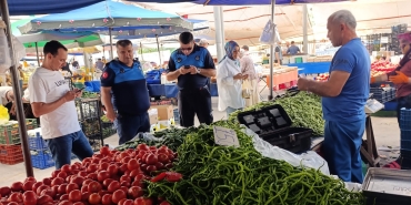 Yalova Belediyesi’nden Pazar Yerinde Künye Denetimi 4 Yalova Belediyesi’nden Pazar Yerinde Künye Denetimi
