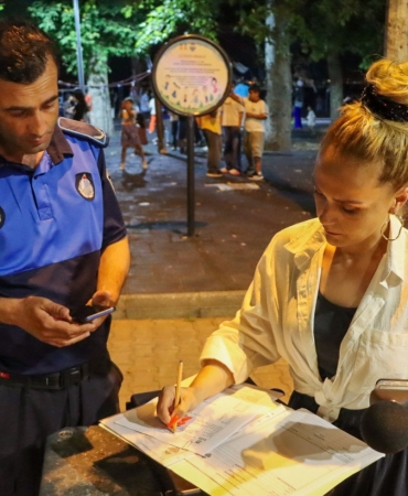 Yalova’da Müzik Yayını Yapan İşletmelere Desibel Denetimi: Zabıta Ekipleri Gürültü Kirliliğine Geçit Vermiyor 5 Yalova’da Müzik Yayını Yapan İşletmelere Desibel Denetimi: Zabıta Ekipleri Gürültü Kirliliğine Geçit Vermiyor