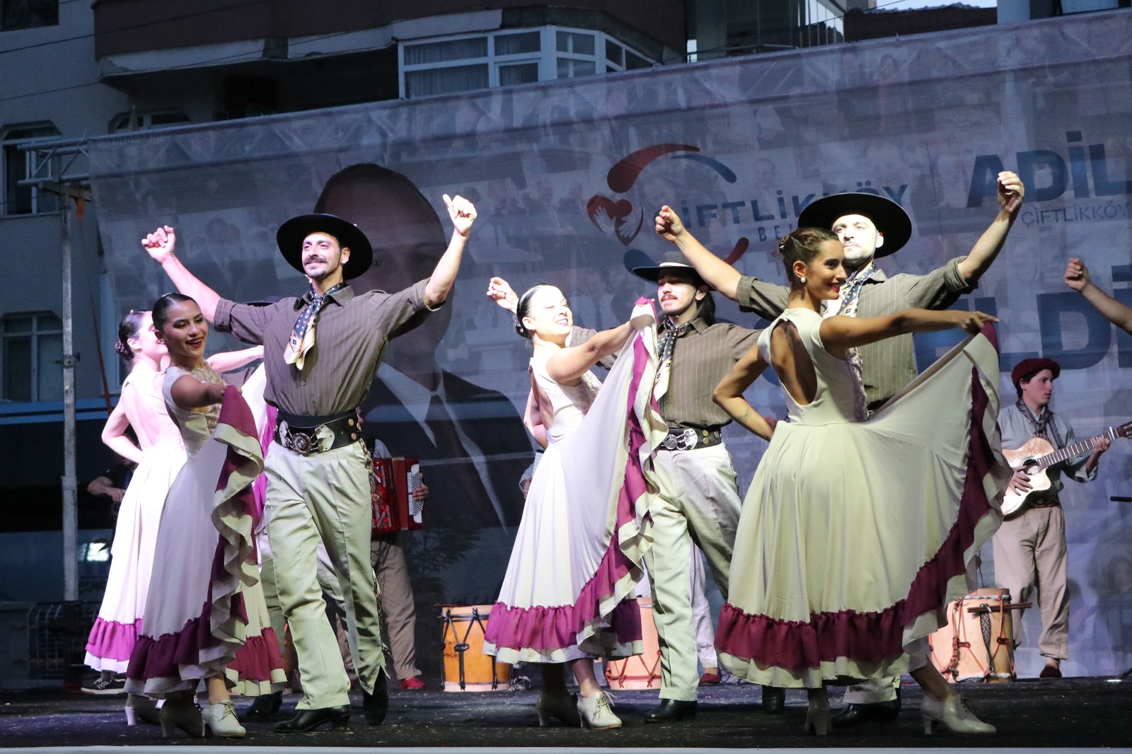 Çiftlikköy’de Kafkas Halk Dansları Festivali Coşkusu: Kafkas Şöleni Renkli Gösterilerle Sona Erdi 9 Çiftlikköy’de Kafkas Halk Dansları Festivali Coşkusu: Kafkas Şöleni Renkli Gösterilerle Sona Erdi