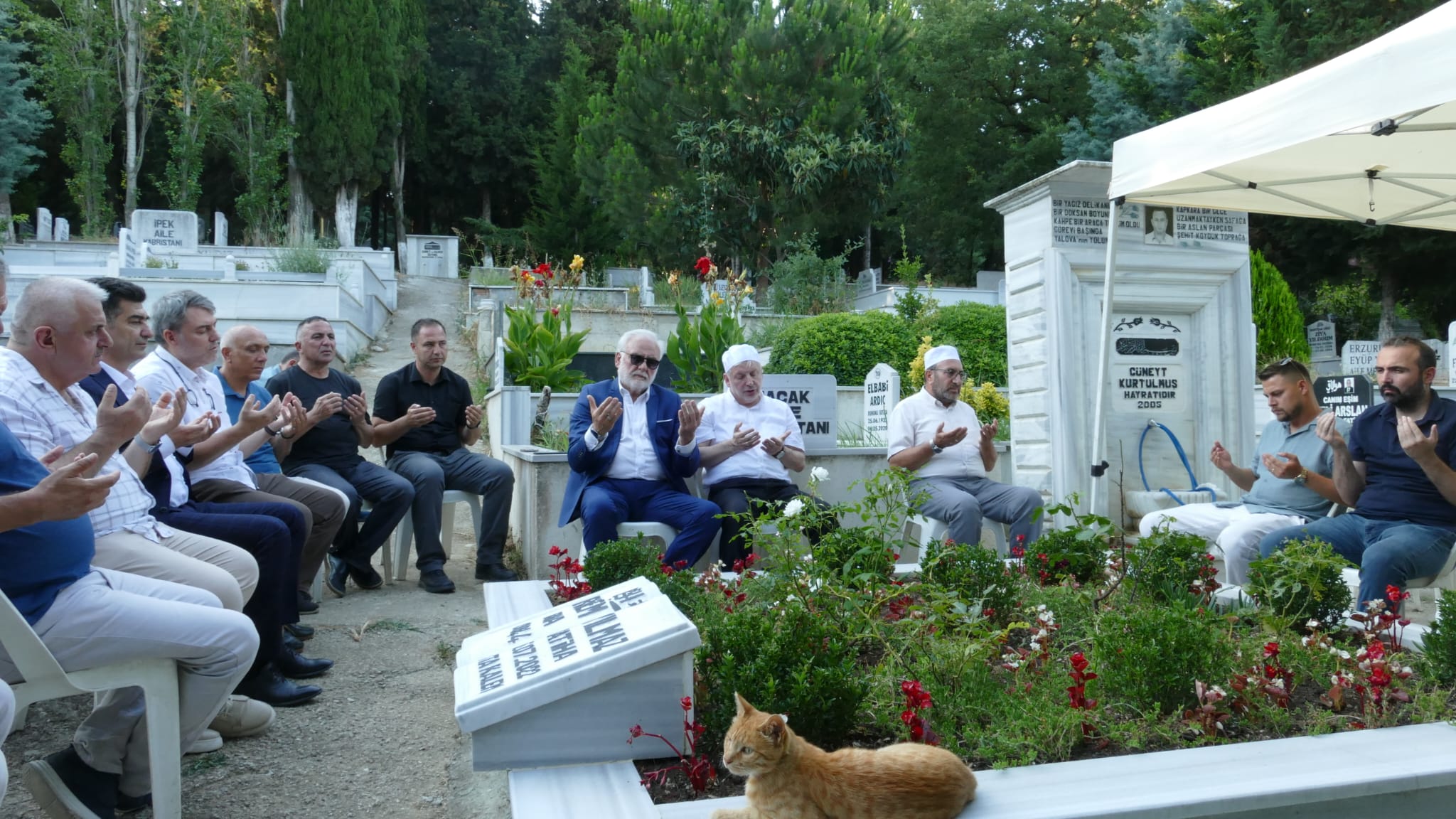Usta Kalem Rüstem Yılmaz Vefatının 4. Yılında Dualarla Anıldı: Yılmaz Ailesinden Örnek Vefa 5 Usta Kalem Rüstem Yılmaz Vefatının 4. Yılında Dualarla Anıldı: Yılmaz Ailesinden Örnek Vefa