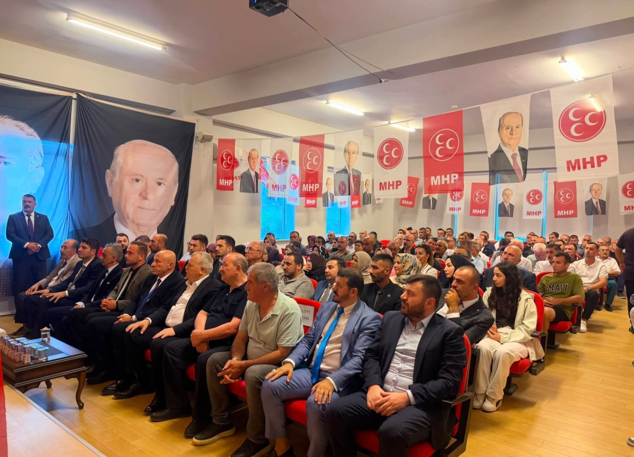 MHP Armutlu’da Güven Tazeledi: Yavuz Bayram Yeniden İlçe Başkanı Seçildi