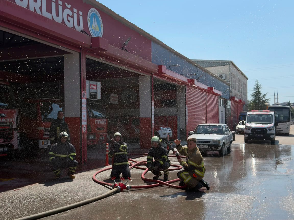 Çiftlikköy İtfaiyesi'nden Elektrikli Araç Yangınları ve İpli Kurtarma İçin Kapsamlı Eğitim 4 Çiftlikköy İtfaiyesi'nden Elektrikli Araç Yangınları ve İpli Kurtarma İçin Kapsamlı Eğitim