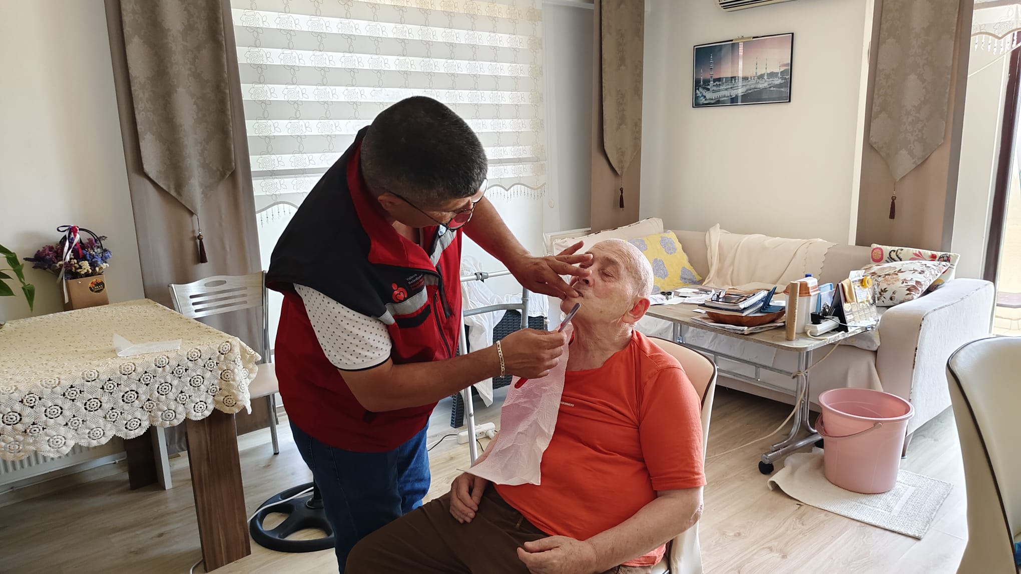 YALOVA BELEDİYESİ'NİN EVDE BAKIM HİZMETLERİ YAŞLILARIN YÜZÜNÜ GÜLDÜRÜYOR 5 YALOVA BELEDİYESİ'NİN EVDE BAKIM HİZMETLERİ YAŞLILARIN YÜZÜNÜ GÜLDÜRÜYOR