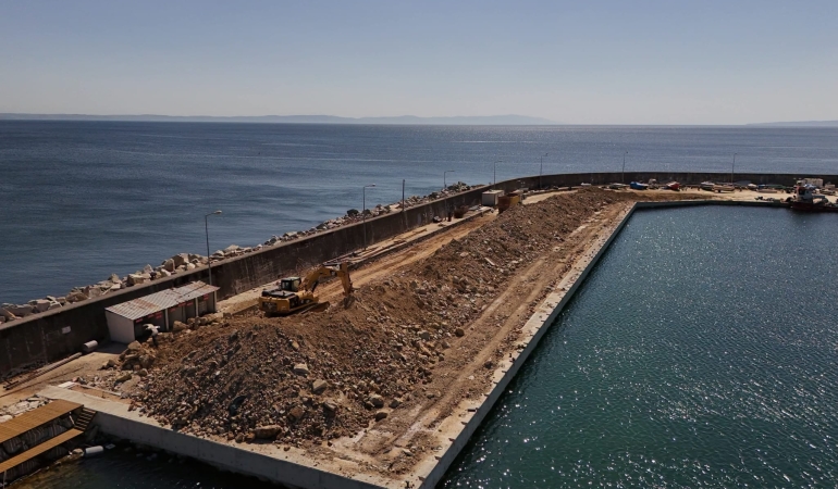 ARMUTLU LİMANI 2026 BALIKÇILIK SEZONUNA HAZIRLANIYOR: GÜÇLENDİRME ÇALIŞMALARI HIZ KESMEDEN DEVAM EDİYOR