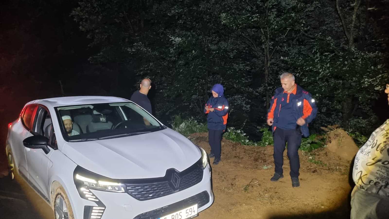 Navigasyon Hatası Ormanda Mahsur Bıraktı: Yalova’da Kaybolan Vatandaşlar AFAD Ekiplerince Kurtarıldı 3 Navigasyon Hatası Ormanda Mahsur Bıraktı: Yalova’da Kaybolan Vatandaşlar AFAD Ekiplerince Kurtarıldı