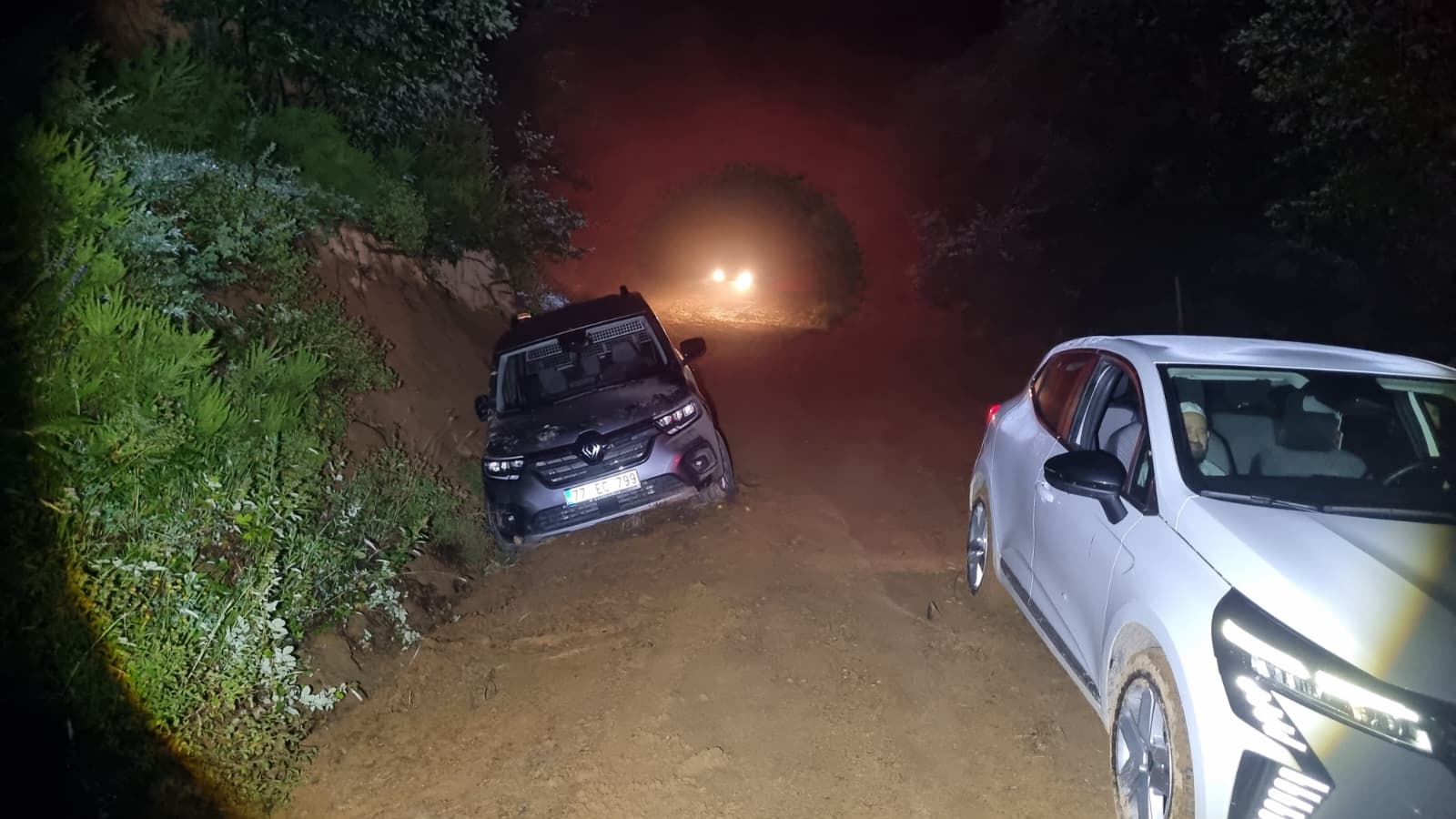 Navigasyon Hatası Ormanda Mahsur Bıraktı: Yalova’da Kaybolan Vatandaşlar AFAD Ekiplerince Kurtarıldı 4 Navigasyon Hatası Ormanda Mahsur Bıraktı: Yalova’da Kaybolan Vatandaşlar AFAD Ekiplerince Kurtarıldı