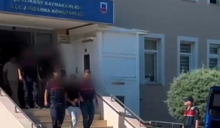 Yalova’da Uyuşturucu Operasyonu: Altınova ve Karamürsel’de Eş Zamanlı Baskın, 3 Şüpheli Tutuklandı 1 Yalova’da Uyuşturucu Operasyonu: Altınova ve Karamürsel’de Eş Zamanlı Baskın, 3 Şüpheli Tutuklandı