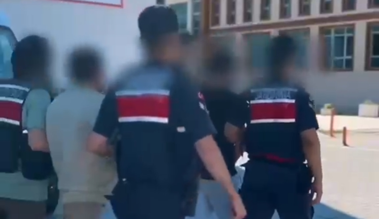 Yalova’da Uyuşturucu Operasyonu: Altınova ve Karamürsel’de Eş Zamanlı Baskın, 3 Şüpheli Tutuklandı 4 Yalova’da Uyuşturucu Operasyonu: Altınova ve Karamürsel’de Eş Zamanlı Baskın, 3 Şüpheli Tutuklandı