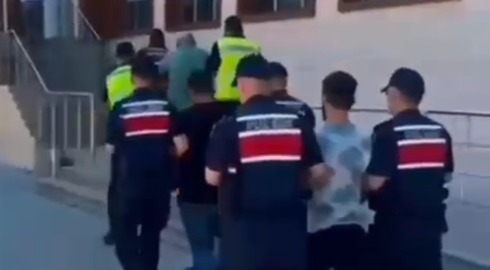 Yalova’da Uyuşturucu Operasyonu: Altınova ve Karamürsel’de Eş Zamanlı Baskın, 3 Şüpheli Tutuklandı 5 Yalova’da Uyuşturucu Operasyonu: Altınova ve Karamürsel’de Eş Zamanlı Baskın, 3 Şüpheli Tutuklandı