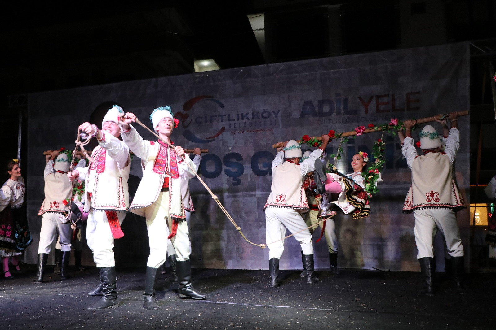 Çiftlikköy’de Kafkas Halk Dansları Festivali Coşkusu: Kafkas Şöleni Renkli Gösterilerle Sona Erdi 8 Çiftlikköy’de Kafkas Halk Dansları Festivali Coşkusu: Kafkas Şöleni Renkli Gösterilerle Sona Erdi