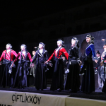 Çiftlikköy’de Kafkas Halk Dansları Festivali Coşkusu: Kafkas Şöleni Renkli Gösterilerle Sona Erdi 13 Çiftlikköy’de Kafkas Halk Dansları Festivali Coşkusu: Kafkas Şöleni Renkli Gösterilerle Sona Erdi
