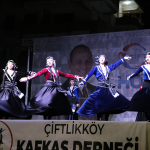Çiftlikköy’de Kafkas Halk Dansları Festivali Coşkusu: Kafkas Şöleni Renkli Gösterilerle Sona Erdi 14 Çiftlikköy’de Kafkas Halk Dansları Festivali Coşkusu: Kafkas Şöleni Renkli Gösterilerle Sona Erdi