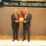 KKTC Cumhurbaşkanı Ersin Tatar Yalova’da: “Doğu Akdeniz’de Türk Varlığı ve KKTC’nin Stratejik Önemi” Programına Katıldı 21 KKTC Cumhurbaşkanı Ersin Tatar Yalova’da: “Doğu Akdeniz’de Türk Varlığı ve KKTC’nin Stratejik Önemi” Programına Katıldı