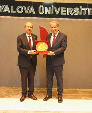 KKTC Cumhurbaşkanı Ersin Tatar Yalova’da: “Doğu Akdeniz’de Türk Varlığı ve KKTC’nin Stratejik Önemi” Programına Katıldı 2 KKTC Cumhurbaşkanı Ersin Tatar Yalova’da: “Doğu Akdeniz’de Türk Varlığı ve KKTC’nin Stratejik Önemi” Programına Katıldı