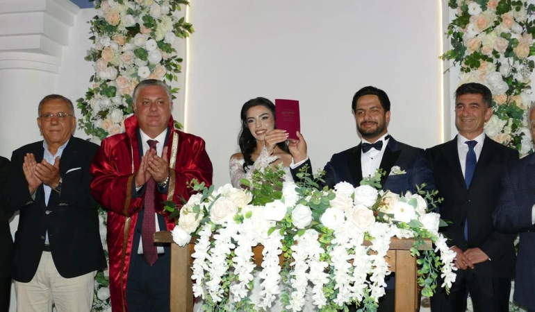 Merve Tuma ve Can Tutuğ Dünyaevine Girdi: Yalova’da Üç Bin Kişilik Muhteşem Düğün 1 Merve Tuma ve Can Tutuğ Dünyaevine Girdi: Yalova’da Bin Kişilik Muhteşem Düğün
