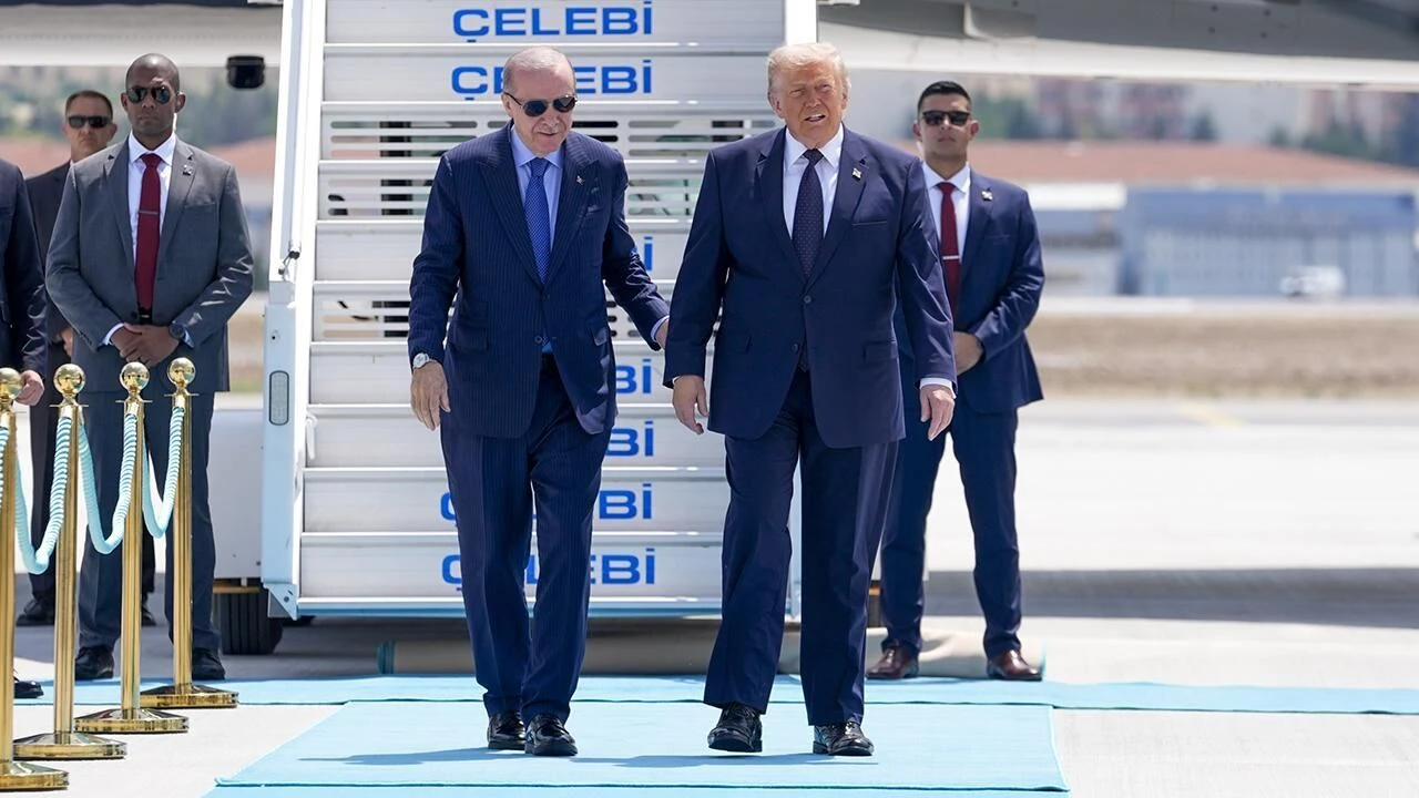 Trump Ankara'da: Erdoğan ile Kritik Zirve! Türkiye-ABD İlişkilerinde Yeni Dönem Mesajı 1 Trump Ankara'da: Erdoğan ile Kritik Zirve! Türkiye-ABD İlişkilerinde Yeni Dönem Mesajı