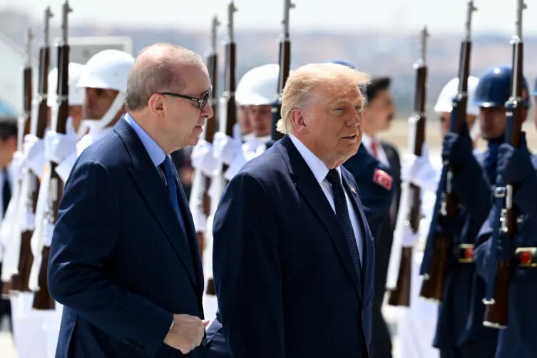 Trump Ankara'da: Erdoğan ile Kritik Zirve! Türkiye-ABD İlişkilerinde Yeni Dönem Mesajı 4 Trump Ankara'da: Erdoğan ile Kritik Zirve! Türkiye-ABD İlişkilerinde Yeni Dönem Mesajı