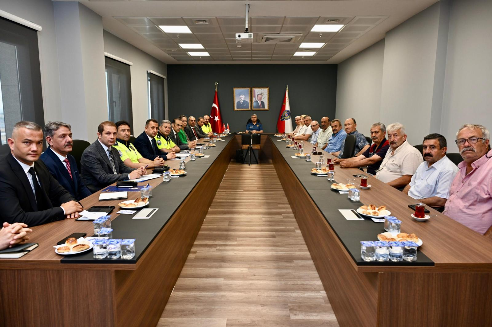 Yalova’da Güvenlik Masaya Yatırıldı: İl Emniyet Müdürü Yılmaz Delen Muhtarlarla Bir Araya Geldi