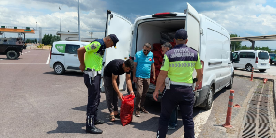 Yalova’da Kaçak Kara Midye Operasyonu: 3 Ton Ürüne El Konuldu, Doğal Yaşam Alanına Geri Bırakıldı 13 Yalova’da Kaçak Kara Midye Operasyonu: 3 Ton Ürüne El Konuldu, Doğal Yaşam Alanına Geri Bırakıldı