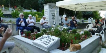 Usta Kalem Rüstem Yılmaz Vefatının 4. Yılında Dualarla Anıldı: Yılmaz Ailesinden Örnek Vefa 1 Usta Kalem Rüstem Yılmaz Vefatının 4. Yılında Dualarla Anıldı: Yılmaz Ailesinden Örnek Vefa