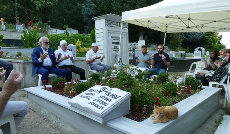 Usta Kalem Rüstem Yılmaz Vefatının 4. Yılında Dualarla Anıldı: Yılmaz Ailesinden Örnek Vefa 1 Usta Kalem Rüstem Yılmaz Vefatının 4. Yılında Dualarla Anıldı: Yılmaz Ailesinden Örnek Vefa