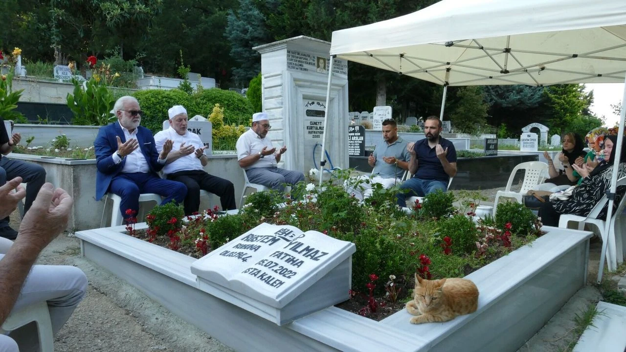 Usta Kalem Rüstem Yılmaz Vefatının 4. Yılında Dualarla Anıldı: Yılmaz Ailesinden Örnek Vefa 9 Usta Kalem Rüstem Yılmaz Vefatının 4. Yılında Dualarla Anıldı: Yılmaz Ailesinden Örnek Vefa