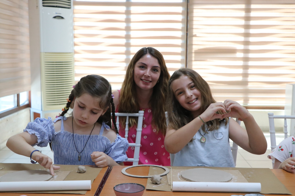 Çiftlikköy’de Minik Eller Seramikle Buluştu: Yaz Atölyelerinde Yaratıcılık ve Eğlence Bir Arada