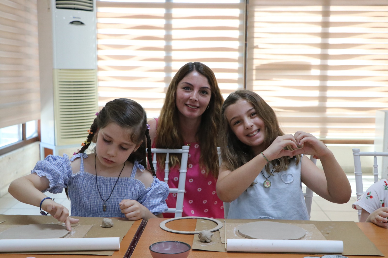 Çiftlikköy’de Minik Eller Seramikle Buluştu: Yaz Atölyelerinde Yaratıcılık ve Eğlence Bir Arada