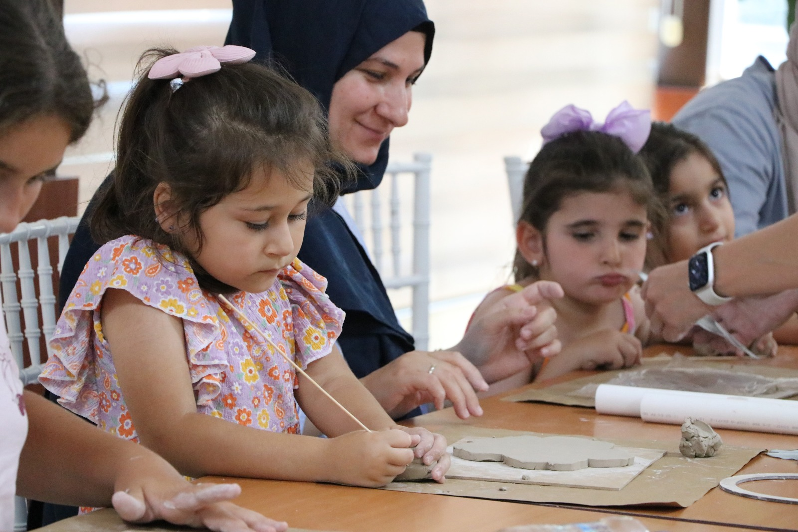 Çiftlikköy’de Minik Eller Seramikle Buluştu: Yaz Atölyelerinde Yaratıcılık ve Eğlence Bir Arada 5 Çiftlikköy’de Minik Eller Seramikle Buluştu: Yaz Atölyelerinde Yaratıcılık ve Eğlence Bir Arada