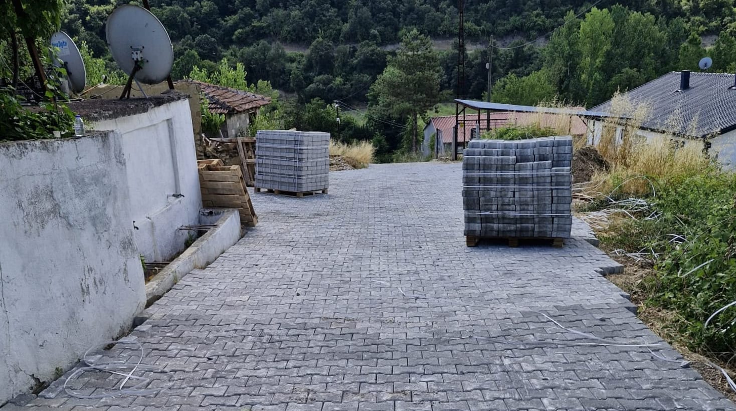 Yalova’da Kırsal Ulaşım Hamlesi: İl Özel İdaresi 29 Noktada 40 Bin Metrekare Kilitli Parke Çalışması Yürütüyor 4 Yalova’da Kırsal Ulaşım Hamlesi: İl Özel İdaresi 29 Noktada 40 Bin Metrekare Kilitli Parke Çalışması Yürütüyor