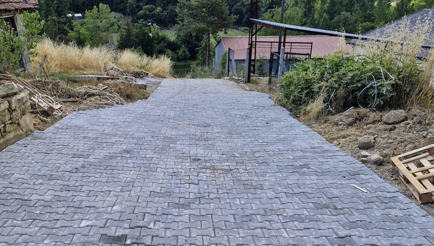 Yalova’da Kırsal Ulaşım Hamlesi: İl Özel İdaresi 29 Noktada 40 Bin Metrekare Kilitli Parke Çalışması Yürütüyor 6 Yalova’da Kırsal Ulaşım Hamlesi: İl Özel İdaresi 29 Noktada 40 Bin Metrekare Kilitli Parke Çalışması Yürütüyor