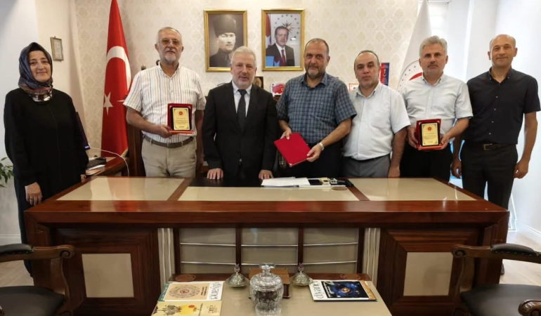 Yalova İl Müftülüğü'nde Veda Töreni: Tayin Olan Yöneticilere Hizmet Plaketi Takdim Edildi 1 Yalova İl Müftülüğü'nde Veda Töreni: Tayin Olan Yöneticilere Hizmet Plaketi Takdim Edildi