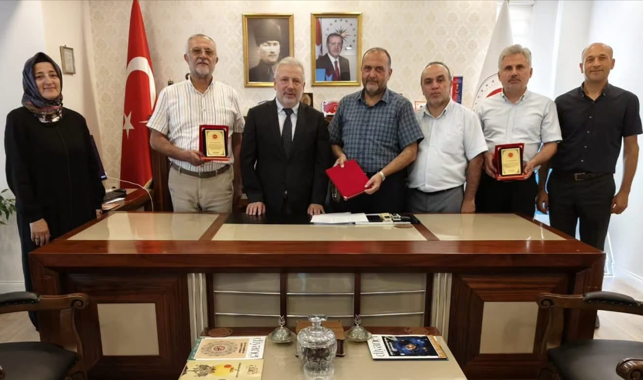 Yalova İl Müftülüğü'nde Veda Töreni: Tayin Olan Yöneticilere Hizmet Plaketi Takdim Edildi 4 Yalova İl Müftülüğü'nde Veda Töreni: Tayin Olan Yöneticilere Hizmet Plaketi Takdim Edildi