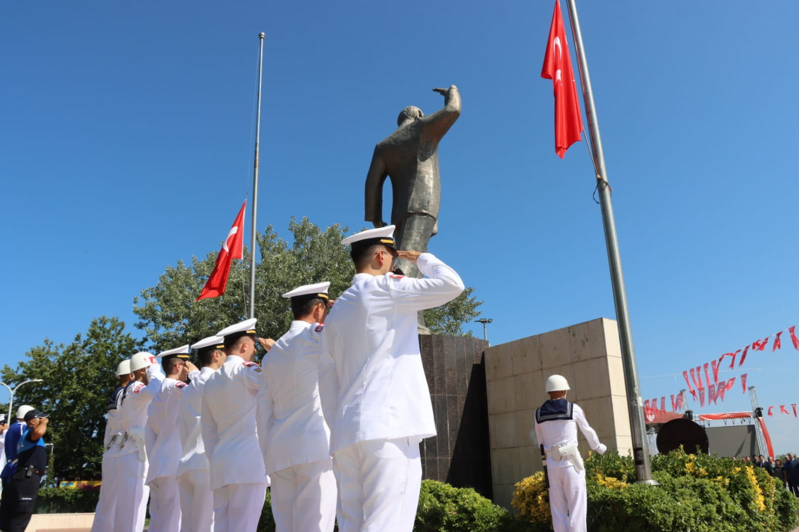 Yalova'nın Kurtuluşunun 105. Yılı Coşkuyla Kutlandı! TCG Tuzla, Sergi ve Anlamlı Mesajlar 14 Yalova'nın Kurtuluşunun 105. Yılı Coşkuyla Kutlandı! TCG Tuzla, Sergi ve Anlamlı Mesajlar